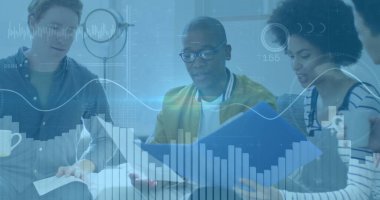 Ofiste iş tartışması yapan çeşitli meslektaşların mali veri işleme görüntüsü. Küresel iş, finans, hesaplama ve dijital arayüz kavramı dijital olarak oluşturuldu.