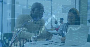 Ofiste iş tartışması yapan çeşitli meslektaşların mali veri işleme görüntüsü. Küresel iş, finans, hesaplama ve dijital arayüz kavramı dijital olarak oluşturuldu.