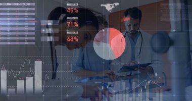 Hastanede çalışan çeşitli doktorların finansal veri işleme görüntüsü. Küresel tıp, sağlık, finans ve dijital arayüz kavramı dijital olarak oluşturulmuş görüntü.