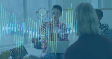 Ofiste iş tartışması yapan çeşitli meslektaşların mali veri işleme görüntüsü. Küresel iş, finans, hesaplama ve dijital arayüz kavramı dijital olarak oluşturuldu.