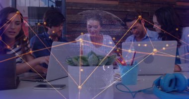 Ofisteki dizüstü bilgisayarları kullanan çeşitli iş adamlarından oluşan bir ağ resmi. Küresel finans, iş, bağlantılar, hesaplama ve veri işleme kavramı dijital olarak oluşturuldu.