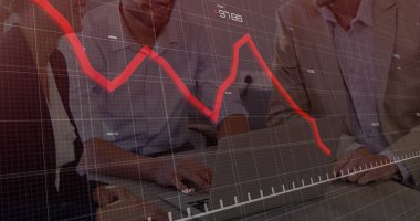 Ofiste konuşan çeşitli meslektaşların veri işleme görüntüsü. İş, teknoloji ve dijital arayüz kavramı dijital olarak oluşturuldu.