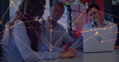 Ofisteki dizüstü bilgisayarları kullanan çeşitli iş adamlarından oluşan bir ağ resmi. Küresel finans, iş, bağlantılar, hesaplama ve veri işleme kavramı dijital olarak oluşturuldu.