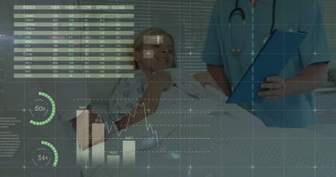 Çeşitli erkek doktorlar ve kadın hastalar için finansal veri işleme görüntüsü. Küresel tıp, sağlık, finans ve dijital arayüz kavramı dijital olarak oluşturulmuş görüntü.