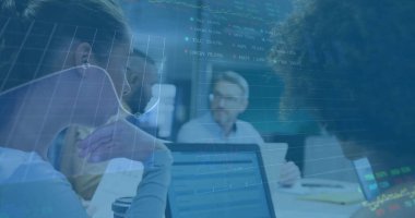 Ofiste iş tartışması yapan çeşitli meslektaşların mali veri işleme görüntüsü. Küresel iş, finans, hesaplama ve dijital arayüz kavramı dijital olarak oluşturuldu.