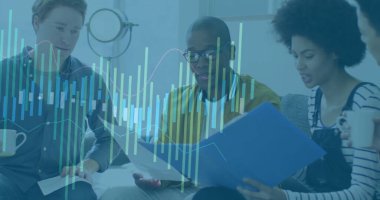 Ofiste iş tartışması yapan çeşitli meslektaşların mali veri işleme görüntüsü. Küresel iş, finans, hesaplama ve dijital arayüz kavramı dijital olarak oluşturuldu.