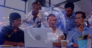 Ofisteki dizüstü bilgisayarları kullanan çeşitli iş adamlarından oluşan bir ağ resmi. Küresel finans, iş, bağlantılar, hesaplama ve veri işleme kavramı dijital olarak oluşturuldu.