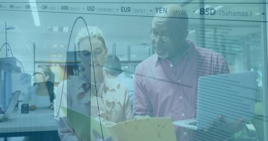 Ofiste iş tartışması yapan çeşitli meslektaşların mali veri işleme görüntüsü. Küresel iş, finans, hesaplama ve dijital arayüz kavramı dijital olarak oluşturuldu.