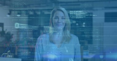 Beyaz kadının gülümsemesi üzerine veri işleme ve diyagramlar. Teknoloji, iş ve dijital arayüz kavramı dijital olarak oluşturulmuş görüntü.