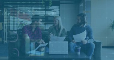 Ofiste iş tartışması yapan çeşitli meslektaşların mali veri işleme görüntüsü. Küresel iş, finans ve dijital arayüz kavramı dijital olarak oluşturulmuş görüntü.