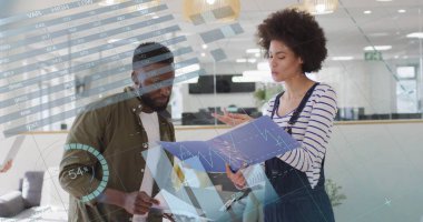 Veri işleme ve çeşitli meslektaşların ofiste konuştuğu diyagramların görüntüsü. Küresel iş ve dijital arayüz kavramı dijital olarak oluşturulmuş görüntü.