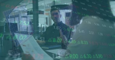 Ofisteki çeşitli iş adamlarıyla ilgili finansal veri işleme resmi. Küresel finans, iş, bağlantılar, hesaplama ve veri işleme kavramı dijital olarak oluşturuldu.