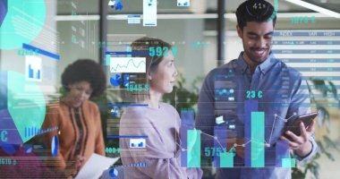 Sıradan bir ofiste tabletle mutlu meslektaşlar üzerinde veri işleme grafiklerinin resmi. İş, takım çalışması, ağ, dijital arayüz ve küresel iletişim, dijital olarak oluşturulmuş görüntü.