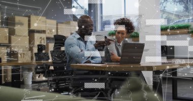 Ofisteki çeşitli iş adamlarıyla olan bağlantıların görüntüsü. Küresel finans, iş, bağlantılar, hesaplama ve veri işleme kavramı dijital olarak oluşturuldu.