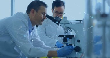 Laboratuvardaki çeşitli bilim adamlarıyla olan bağlantıların resmi. Küresel bilim, bağlantılar, hesaplama ve veri işleme kavramı dijital olarak oluşturulmuş görüntü.