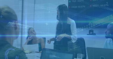 Ofisteki çeşitli iş adamlarıyla ilgili finansal veri işleme resmi. Küresel finans, iş, bağlantılar, hesaplama ve veri işleme kavramı dijital olarak oluşturuldu.