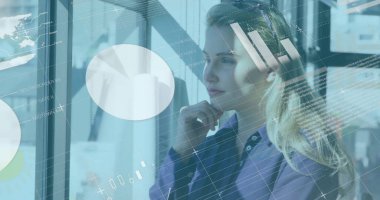 Kafkas iş kadınının ofisindeki finansal veri işleme görüntüsü. Küresel finans, iş, bağlantılar, hesaplama ve veri işleme kavramı dijital olarak oluşturuldu.