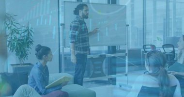 Ofisteki çeşitli iş adamlarıyla ilgili finansal veri işleme resmi. Küresel finans, iş, bağlantılar, hesaplama ve veri işleme kavramı dijital olarak oluşturuldu.