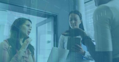 Ofisteki çeşitli iş adamlarıyla ilgili finansal veri işleme resmi. Küresel finans, iş, bağlantılar, hesaplama ve veri işleme kavramı dijital olarak oluşturuldu.