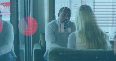 Ofisteki çeşitli iş adamlarıyla ilgili finansal veri işleme resmi. Küresel finans, iş, bağlantılar, hesaplama ve veri işleme kavramı dijital olarak oluşturuldu.