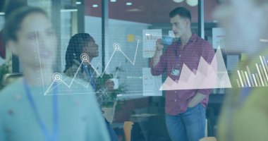 Çeşitli meslekdaşların iş tartışmalarına ilişkin veri işleme ve diyagramlarının resmi. İş, takım çalışması ve dijital arayüz kavramı dijital olarak oluşturulmuş görüntü.