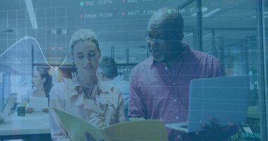 Ofisteki çeşitli iş adamlarıyla ilgili finansal veri işleme resmi. Küresel finans, iş, bağlantılar, hesaplama ve veri işleme kavramı dijital olarak oluşturuldu.