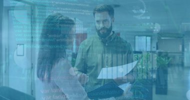 Ofisteki çeşitli iş adamlarıyla ilgili finansal veri işleme resmi. Küresel finans, iş, bağlantılar, hesaplama ve veri işleme kavramı dijital olarak oluşturuldu.