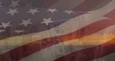 Petrol kuyusu ve şehir manzarası üzerinde Amerika bayrağı. Amerikan, petrol, akaryakıt, ekonomi, iş ve kaynaklar, dijital olarak üretilen imaj.