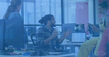 Ofisteki çeşitli iş adamlarıyla ilgili finansal veri işleme resmi. Küresel finans, iş, bağlantılar, hesaplama ve veri işleme kavramı dijital olarak oluşturuldu.