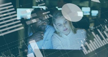 Ofisteki çeşitli iş adamlarıyla ilgili finansal veri işleme resmi. Küresel finans, iş, bağlantılar, hesaplama ve veri işleme kavramı dijital olarak oluşturuldu.