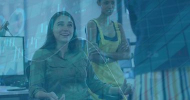 Ofisteki çeşitli iş adamlarıyla ilgili finansal veri işleme resmi. Küresel finans, iş, bağlantılar, hesaplama ve veri işleme kavramı dijital olarak oluşturuldu.