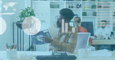 Afro-Amerikan işadamının ofisindeki finansal veri işleme resmi. Küresel finans, iş, bağlantılar, hesaplama ve veri işleme kavramı dijital olarak oluşturuldu.