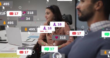 Kafkasyalı iş kadınının ofis toplantısındaki sosyal medya tebligatları. İş, veri, sosyal ağ, dijital arayüz ve küresel iletişim, dijital olarak oluşturulmuş görüntü.