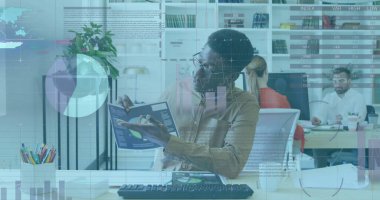 Afro-Amerikan işadamının ofisindeki finansal veri işleme resmi. Küresel finans, iş, bağlantılar, hesaplama ve veri işleme kavramı dijital olarak oluşturuldu.