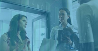 Ofisteki çeşitli iş adamlarıyla ilgili finansal veri işleme resmi. Küresel finans, iş, bağlantılar, hesaplama ve veri işleme kavramı dijital olarak oluşturuldu.