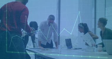 Ofisteki çeşitli iş adamlarıyla ilgili finansal veri işleme resmi. Küresel finans, iş, bağlantılar, hesaplama ve veri işleme kavramı dijital olarak oluşturuldu.