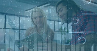 Ofiste iş tartışması yapan çeşitli meslektaşların mali veri işleme görüntüsü. Küresel iş, finans ve dijital arayüz kavramı dijital olarak oluşturulmuş görüntü.