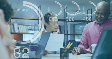 Ofisteki çeşitli iş adamlarıyla ilgili finansal veri işleme resmi. Küresel finans, iş, bağlantılar, hesaplama ve veri işleme kavramı dijital olarak oluşturuldu.