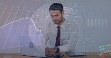 Kafkas işadamının ofisindeki finansal veri işleme resmi. Küresel finans, iş, bağlantılar, hesaplama ve veri işleme kavramı dijital olarak oluşturuldu.