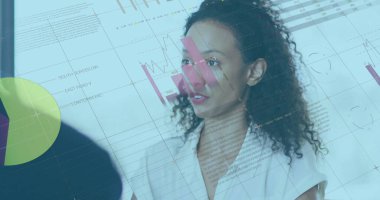 Ofisteki iki ırklı iş kadınının mali veri işleme görüntüsü. Küresel finans, iş, bağlantılar, hesaplama ve veri işleme kavramı dijital olarak oluşturuldu.