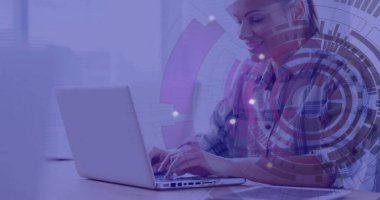 Kafkasyalı iş kadınının dizüstü bilgisayarla tarama ve veri işleme görüntüsü. Küresel finans, iş, bağlantılar, hesaplama ve veri işleme kavramı dijital olarak oluşturuldu.