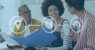 Ofisteki çeşitli iş adamları üzerinde ikonlar ve veri işleme görüntüsü. Küresel finans, iş, bağlantılar, hesaplama ve veri işleme kavramı dijital olarak oluşturuldu.