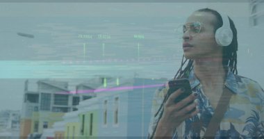 Akıllı telefon kullanan melez bir adamın mali veri işleme görüntüsü. Küresel iş, finans, hesaplama ve veri işleme kavramı dijital olarak oluşturulmuş görüntü.