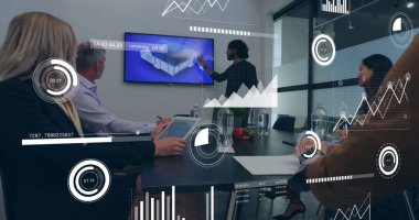 Ofisteki çeşitli iş adamlarının veri işleme görüntüsü. Küresel finans, iş, bağlantılar, hesaplama ve veri işleme kavramı dijital olarak oluşturuldu.