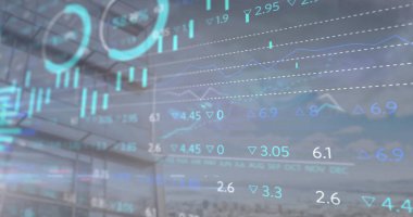 Ofis binası üzerinde finansal veri işleme resmi. Küresel finans, iş, bağlantılar, hesaplama ve veri işleme kavramı dijital olarak oluşturuldu.