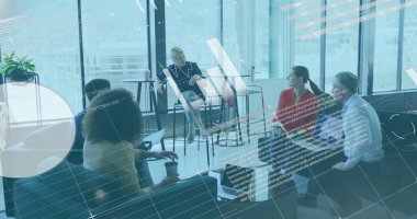 Ofisteki çeşitli iş adamlarıyla ilgili finansal veri işleme resmi. Küresel finans, iş, bağlantılar, hesaplama ve veri işleme kavramı dijital olarak oluşturuldu.