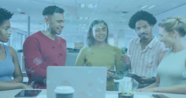 Ofisteki çeşitli iş adamlarıyla ilgili finansal veri işleme resmi. Küresel finans, iş, bağlantılar, hesaplama ve veri işleme kavramı dijital olarak oluşturuldu.