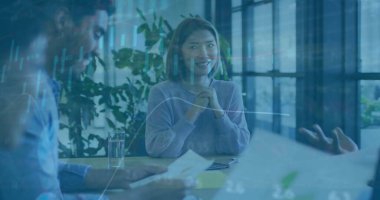 Ofisteki çeşitli iş adamlarıyla ilgili finansal veri işleme resmi. Küresel finans, iş, bağlantılar, hesaplama ve veri işleme kavramı dijital olarak oluşturuldu.