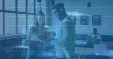 Tablet kullanan ve konuşan Kafkas meslektaşlarının veri işleme ve diyagramlarının resmi. Teknoloji, iş ve dijital arayüz kavramı dijital olarak oluşturulmuş görüntü.