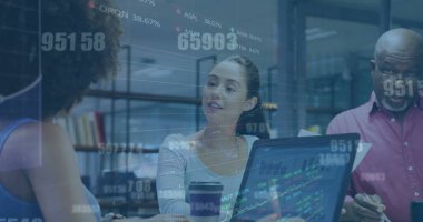 Ofisteki çeşitli iş adamlarıyla ilgili finansal veri işleme resmi. Küresel finans, iş, bağlantılar, hesaplama ve veri işleme kavramı dijital olarak oluşturuldu.